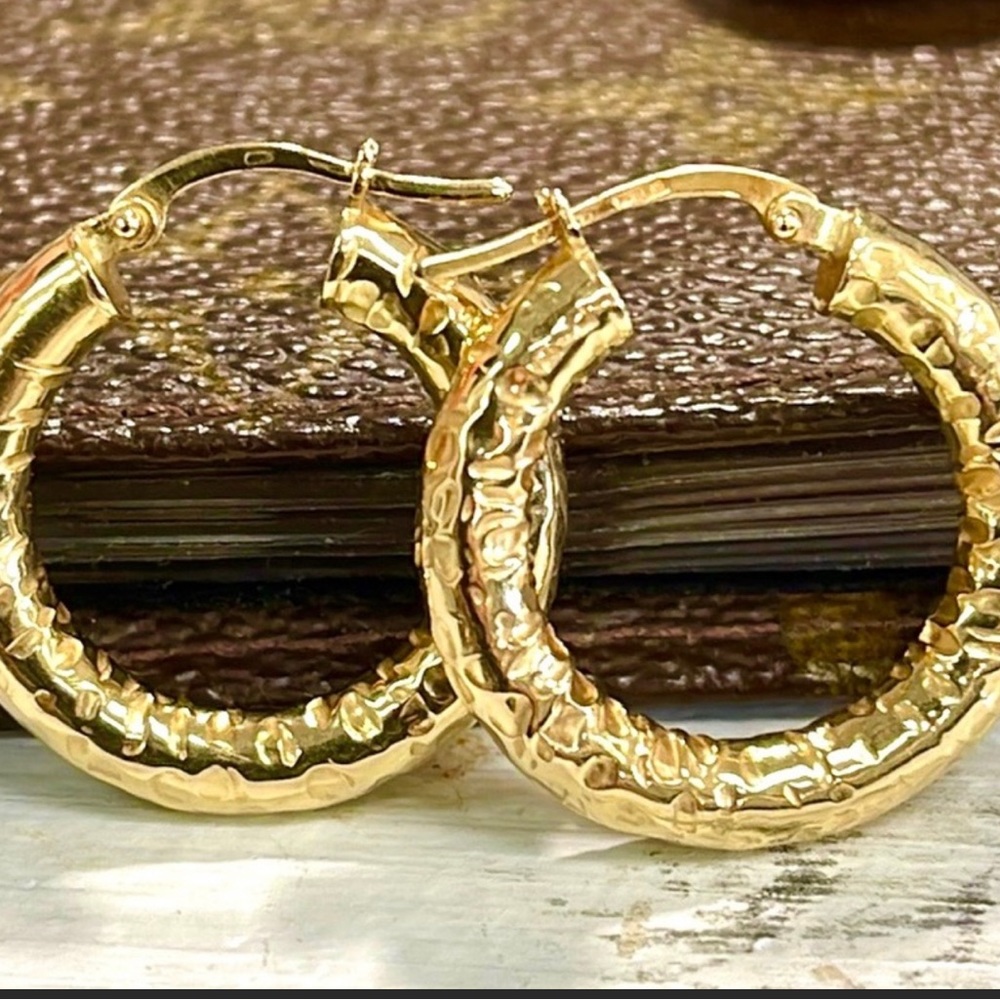 18k Hammer Detail Hoop Earrings